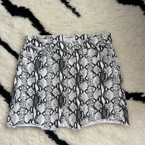 Frame Le Mini Frayed Snake-Print Denim Mini Skirt - Picture 2 of 7